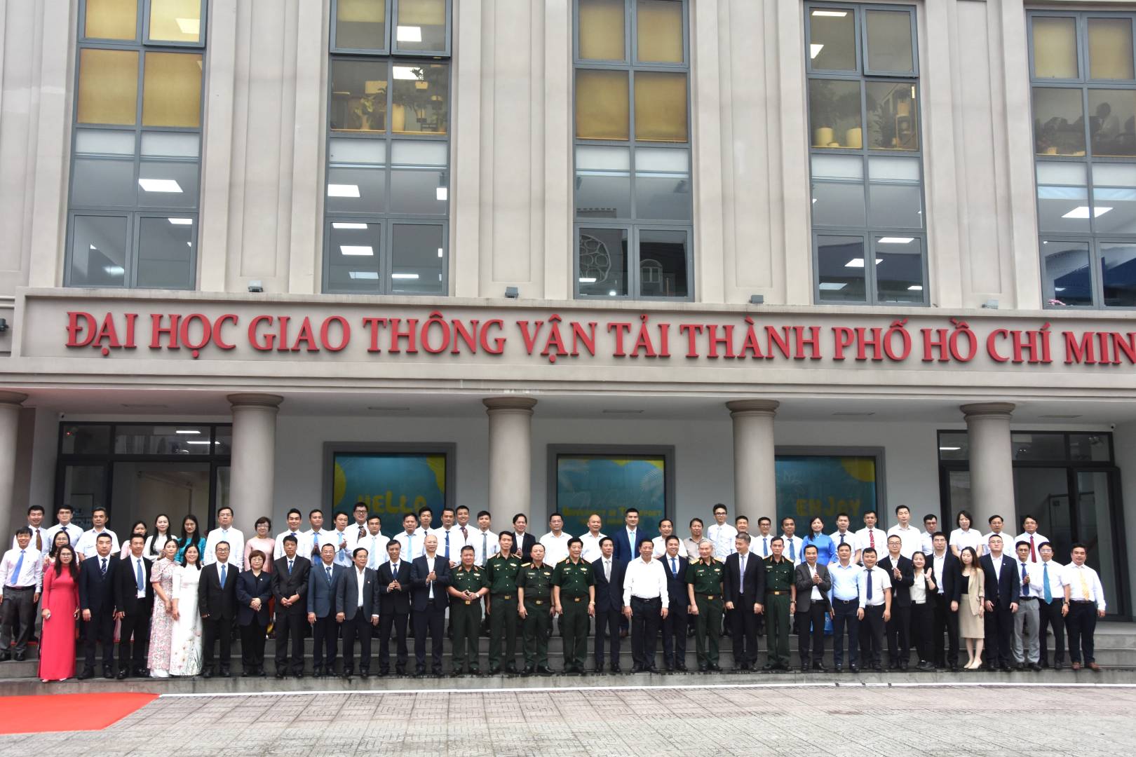 yl永利集团与胡志明市交通运输大学共建实验室落成，越南建设部部长亲临揭牌